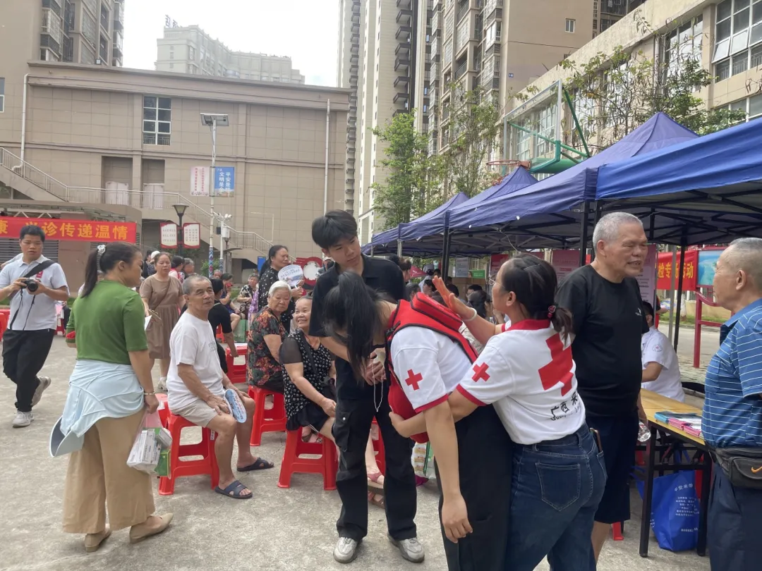 来宾市红十字救护师资演示海姆立克急救法图片.jpg