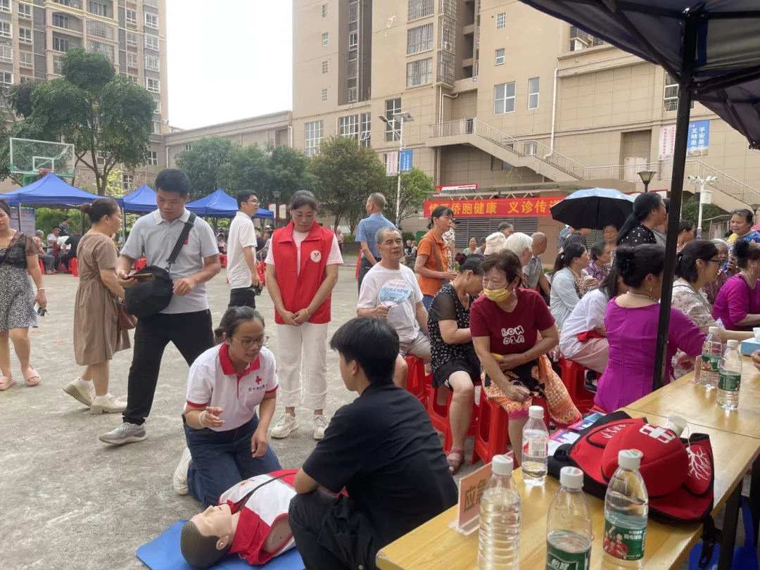 市红十字会应急救护师资向侨胞讲解应急救护知识.jpg
