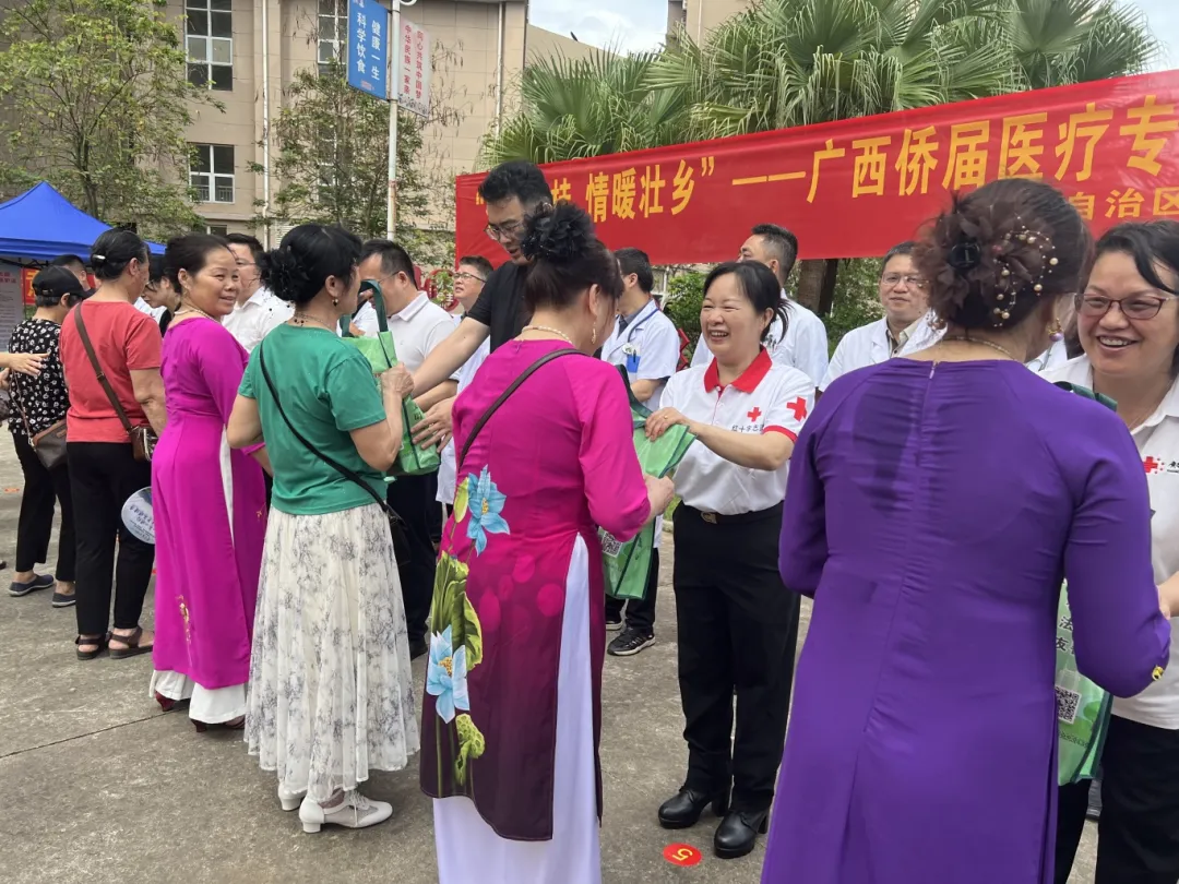 参与活动的领导同志向侨胞们发放宣传纪念品.jpg